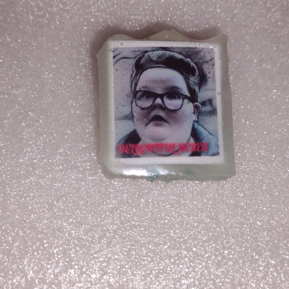 STRANGER THINGS 5 "DELIGHTFUL DEREK" 80'S GLOW ART PIN - Picture 11 of 11